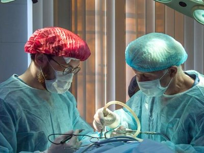 Chirurgi all'opera per un trapianto di fegato