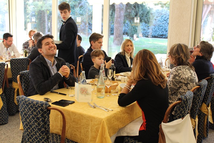 Alcuni soci al tradizionale pranzo di Natale dell'associazione