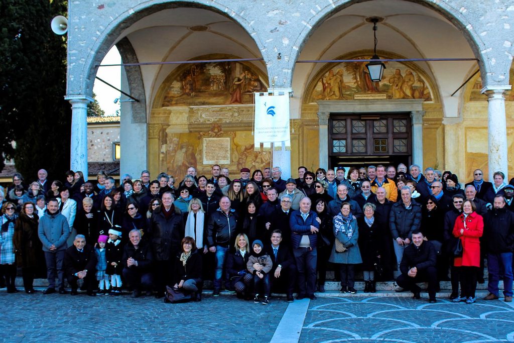 Soci riuniti durante un evento di natale dell'associazione